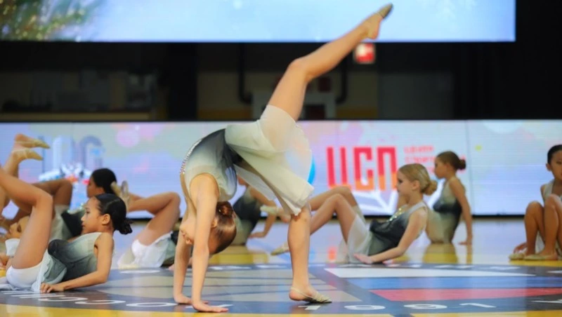 «Новогодний» фестиваль по чир спорту на Сахалине собрал 300 участниц