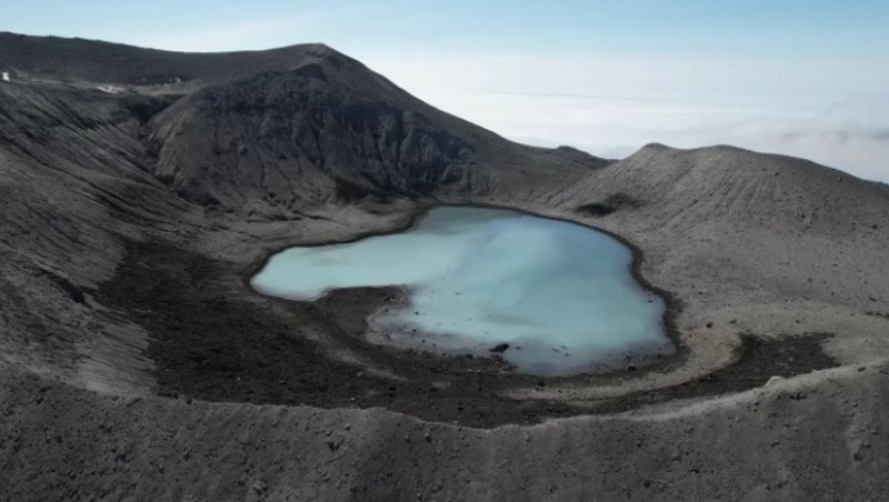 Голубое озеро возле активного вулкана на Курилах показали в социальных сетях