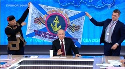 Владимир Путин показал копию знамени 155-й бригады с надписью «Сахалин с вами»