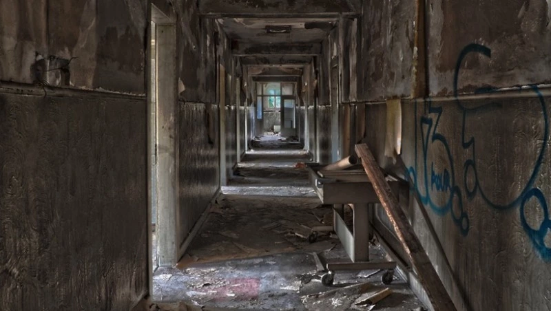 Аварийная заброшка возле школы в Южно-Сахалинске стала местом подростковых встреч