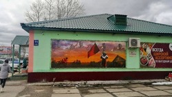 Изображение бабушки с советским флагом появилось на Сахалине   