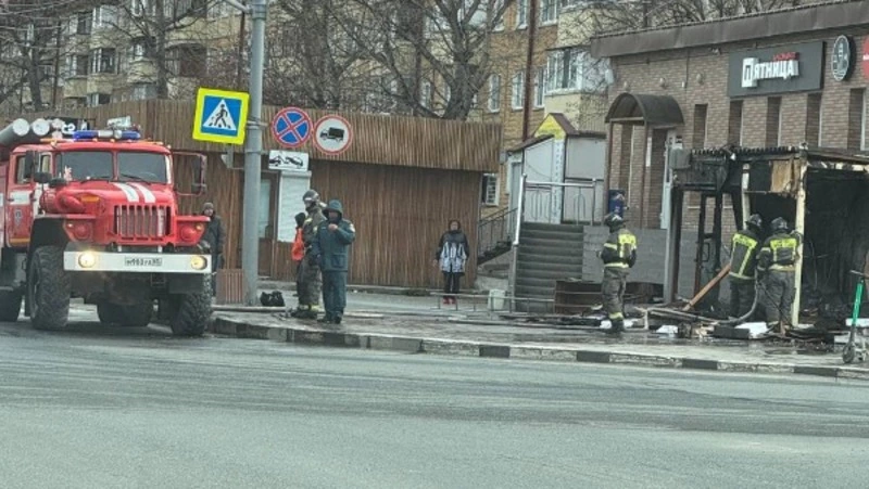 Пожар уничтожил цветочный магазин у рынка «Янтарь» в Южно-Сахалинске