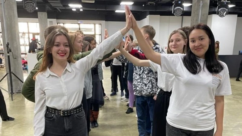 Больше 30 пар школьников и студентов присоединились к «Вальсу Победы» на Сахалине