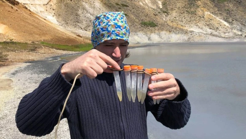 Микробиологи из Сколтеха исследовали состав термальных вод и почв на Кунашире 