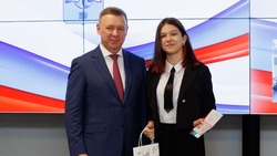 Школьники Южно-Сахалинска получили первые паспорта в День Конституции РФ 12 декабря