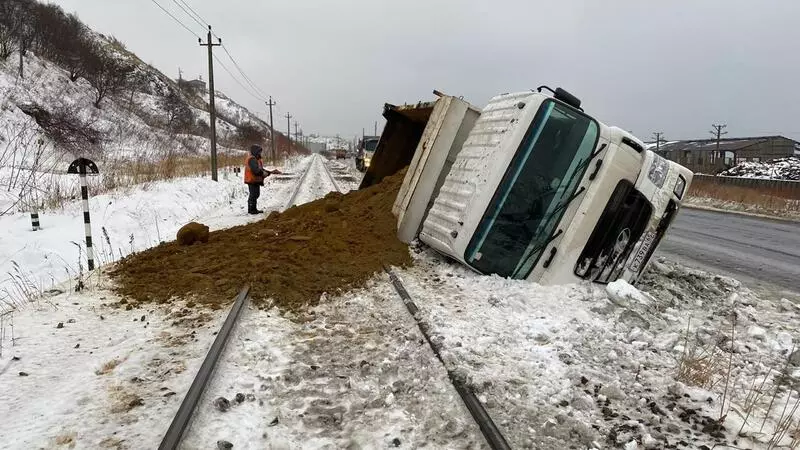 В пригороде Холмска опрокинулся грузовик, засыпав железную дорогу песком