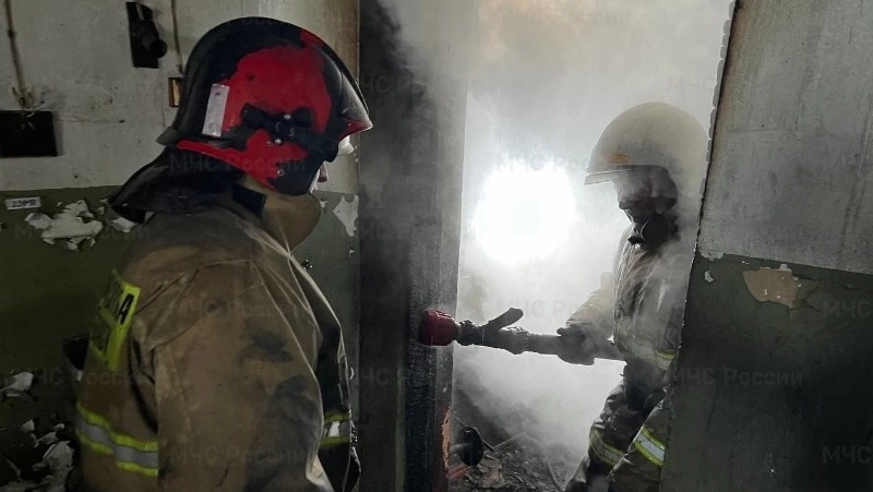 Пожарные потушили бесхозное строение в Холмске 