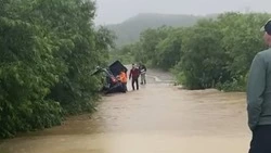 Сахалинцы застряли в огромных лужах по дороге в бухту Тихую