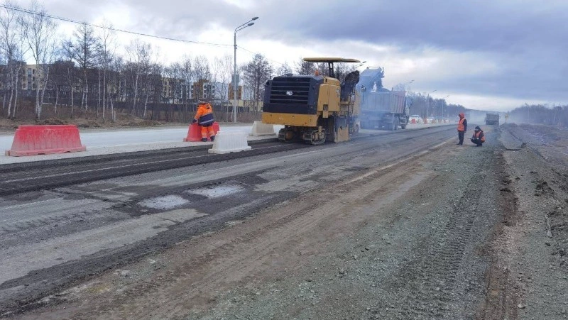 Ремонт корсаковской трассы остановят в Родительский день