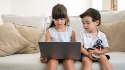 Эксперт рассказал жителям Сахалина о борьбе с влиянием рекламы на детей