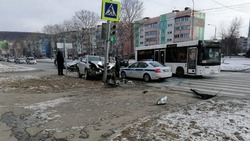 Lexus снес светофор на улице Пуркаева в Южно-Сахалинске