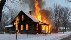 Вспыхнувший трехэтажный дом в Южно-Сахалинске потушили за два с половиной часа