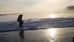 Рыбак сумел эвакуироваться с оторванной льдины в Поронайском районе