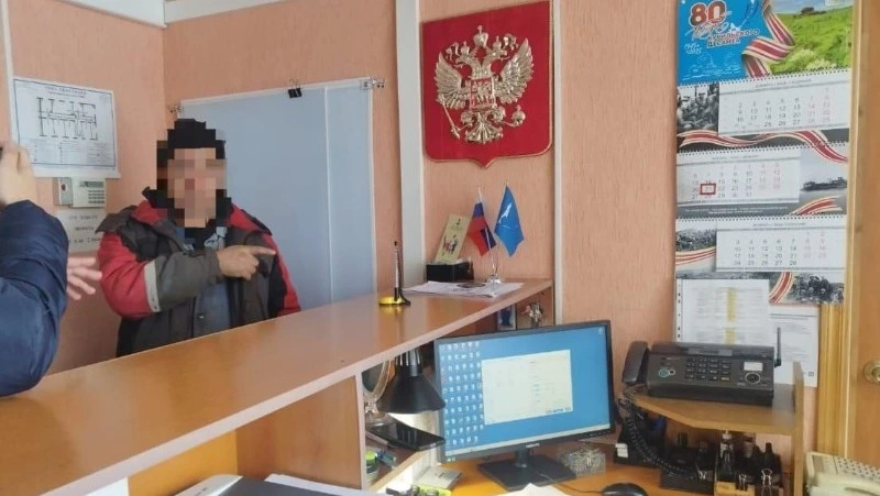 Иностранец пытался подкупить сотрудника миграционного пункта взяткой в 15 тысяч рублей на Курилах 