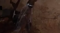 Двое суток льется вода из дырявой трубы в многоэтажке Южно-Сахалинска. «У сварщика выходной»