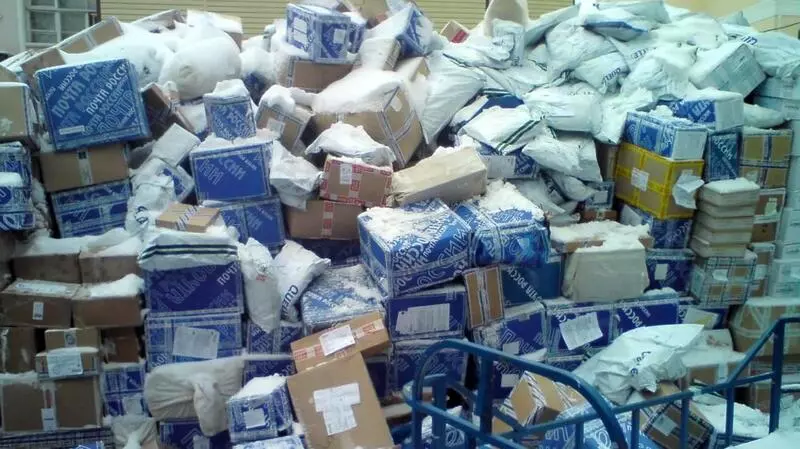 На Сахалине грузчики «Почты России» швыряли посылки на бетон