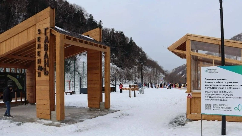 Мэр Дмитрий Любчинов проверил работу пункта проката экопарка в Холмске 