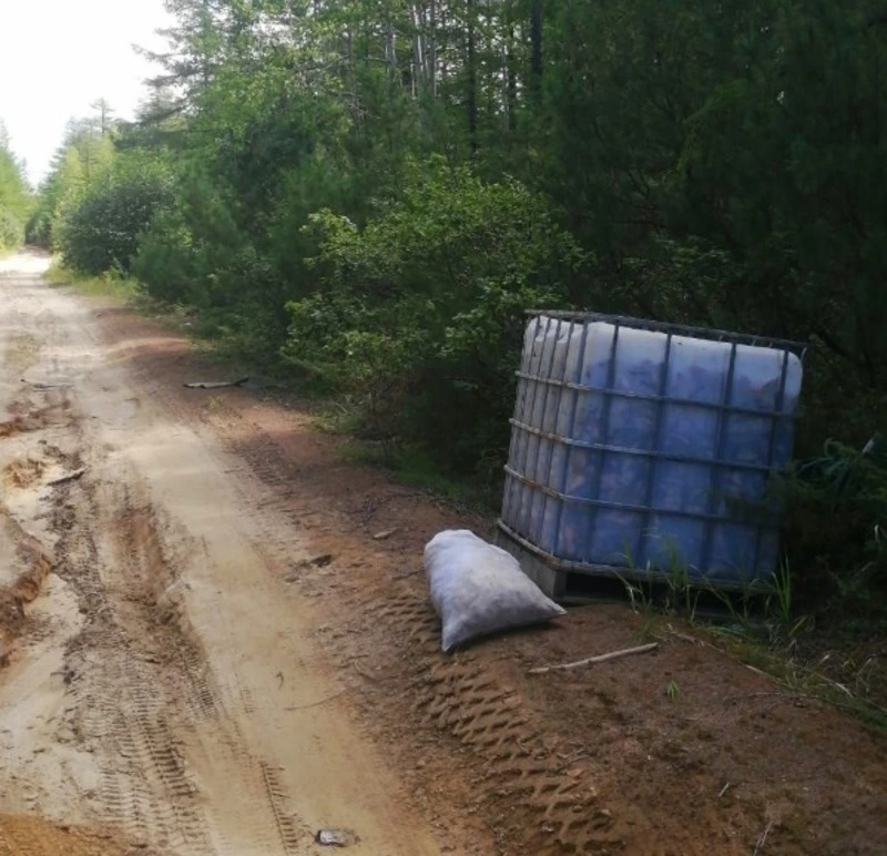 Огромный контейнер с рыбьими отходами обнаружили на севере Сахалина 