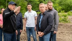 «Должно быть ощущение парковой зоны»: Валерий Лимаренко проверил ход укрепления берегов Еланьки 