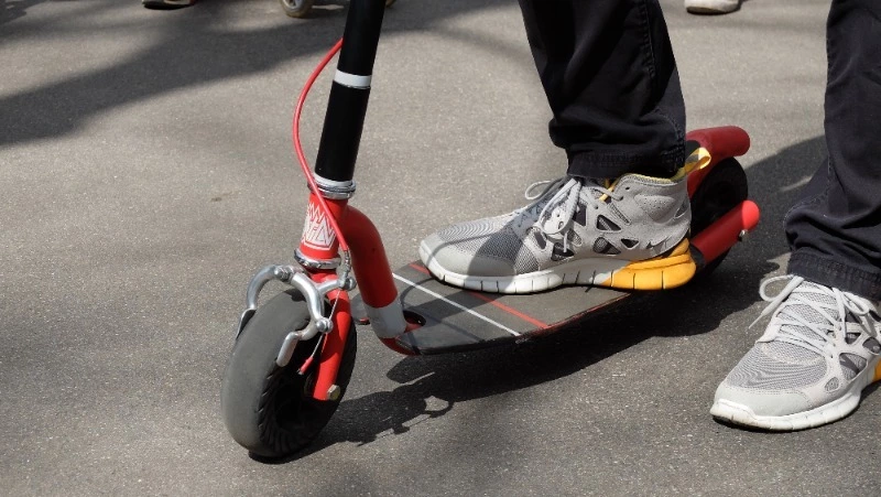 Парень ответит в суде за кражу самоката из подъезда в Южно-Сахалинске