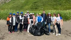 Министр соцзащиты Сахалинской области и волонтеры прибрались в бухте Тихой