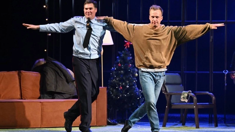 Абсурд или экзистенция: спектакль «Человек из Подольска» показали на Сахалине