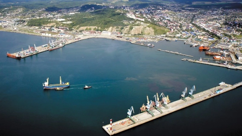 Дыры в бетоне и голая арматура: Росморпорт и порт Корсаков спорят о проведенном ремонте