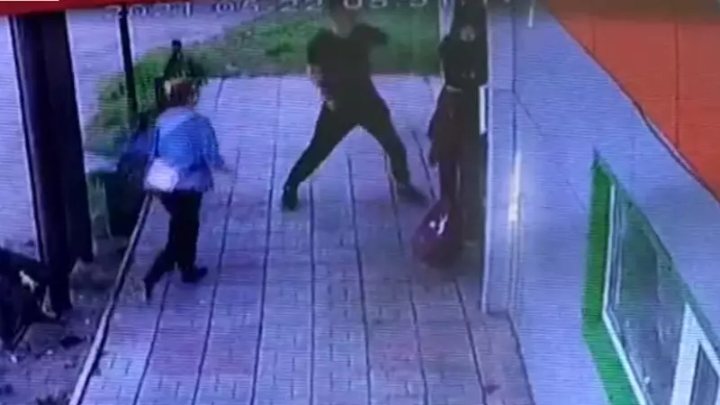 Группа мужчин жестоко избила трансгендера возле кафе