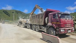 Губернатор взял на контроль ремонт трассы в Холмском районе