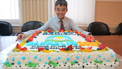 Сахалинке подарили торт-гигант за лучшее фото с волонтером «Дети Азии»