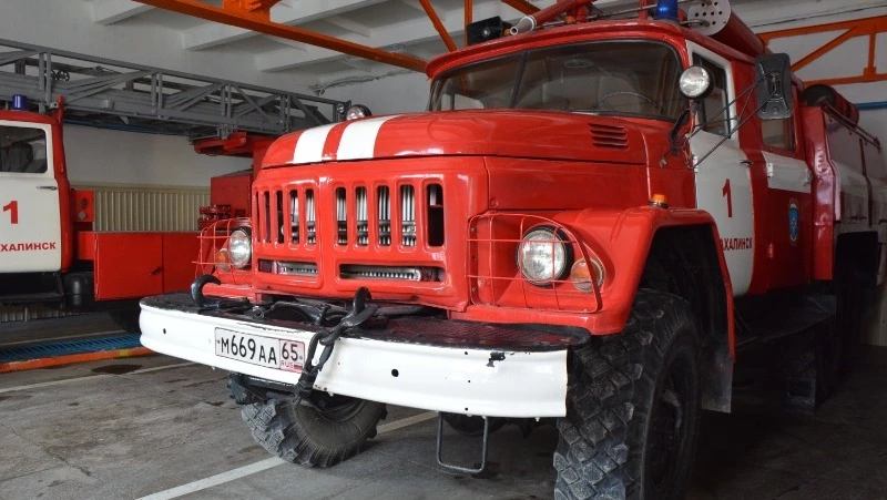 Пожарные потушили автомобиль в Южно-Сахалинске утром 15 декабря