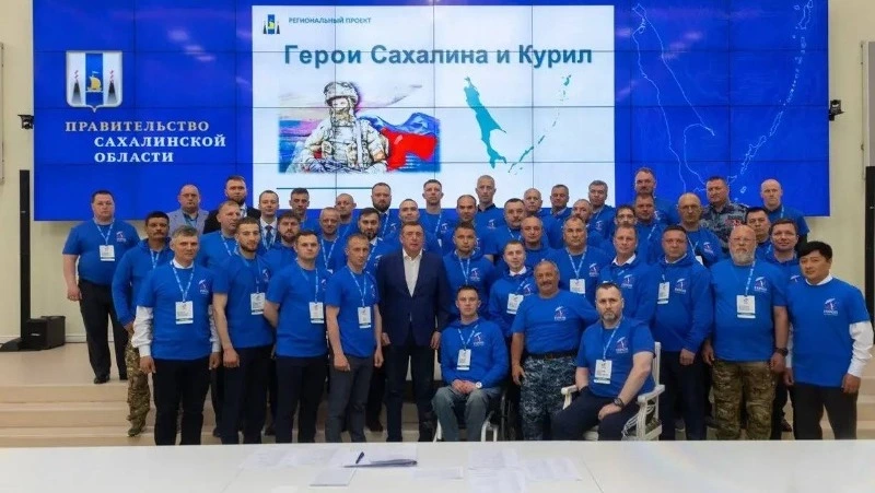 Валерий Лимаренко поздравил наставников Сахалина и Курил с профессиональным праздником