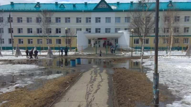 В Южно-Сахалинске вход в школу № 32 освободили от гигантской лужи