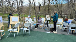 Серебряные волонтеры нарисовали пейзажи под руководством художников в Южно-Сахалинске