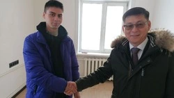 Ключи от новой квартиры вручили парню-сироте в Тымовском районе