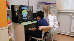 Разговоры с «умным зеркалом» помогают детям-инвалидам на Сахалине