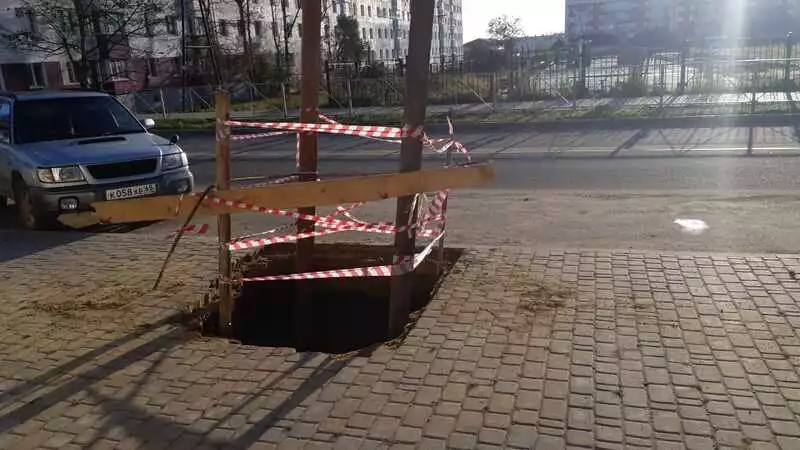 В центре Охи тротуар обвалился в яму глубиной несколько метров