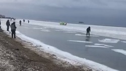 Рыбак уплыл на оторвавшейся льдине во Владивостоке