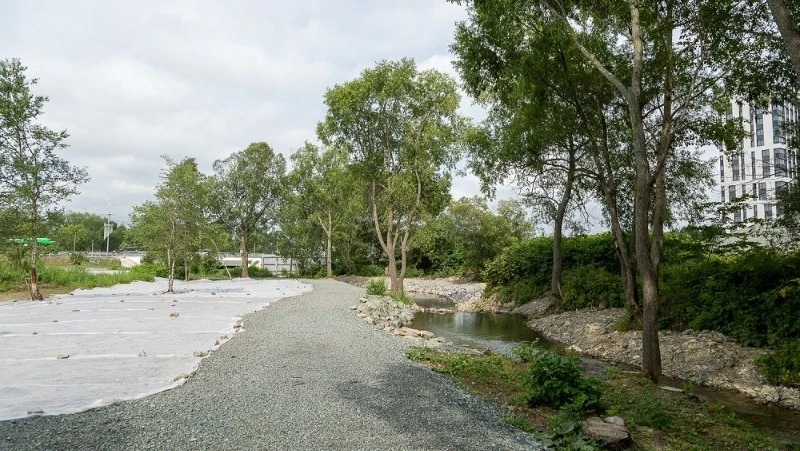 В Южно-Сахалинске проводят благоустройство прибрежной зоны реки Еланьки
