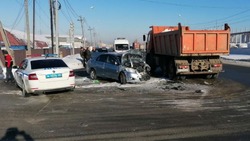Пассажир Toyota Belta получил травмы после столкновения с КамАЗом на юге Сахалина