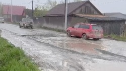 «Настоящие озера»: автомобили утонули в лужах на улице Колодезной в Южно-Сахалинске