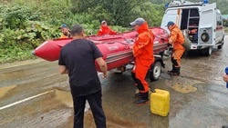 Прибыла лодка: спасатели эвакуируют жителей села Колхозного в Невельском районе