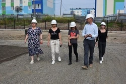 Глава Углегорского района проверил темпы строительства школы в Шахтерске