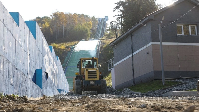 На Сахалине к зиме благоустраивают трамплинный комплекс «Высота»