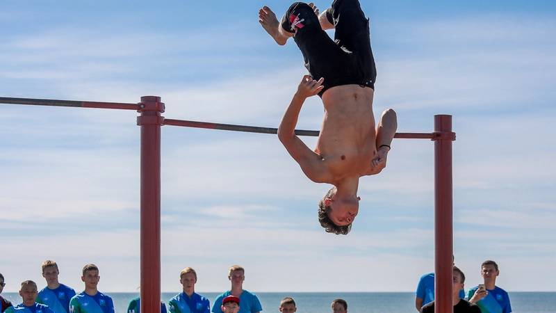 Для души и тела: на пляже в Аниве установили спортивные снаряды