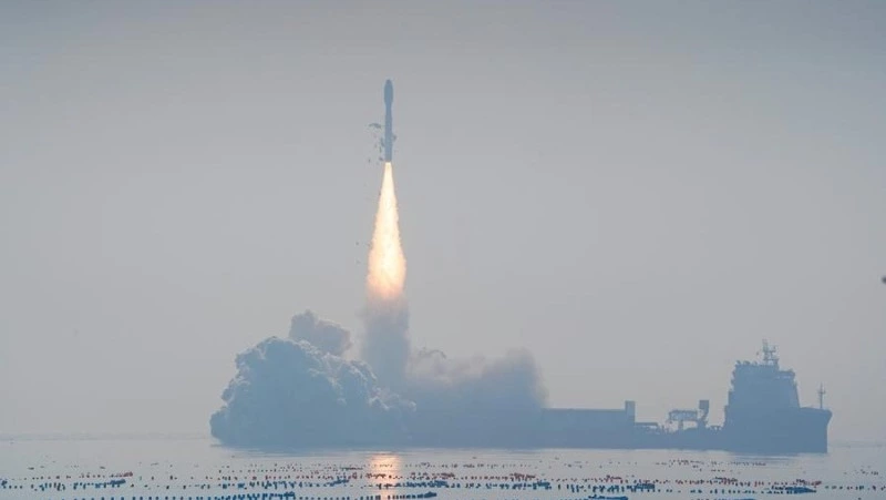 Китай вывел на орбиту очередную партию спутников и намерен осваивать Луну