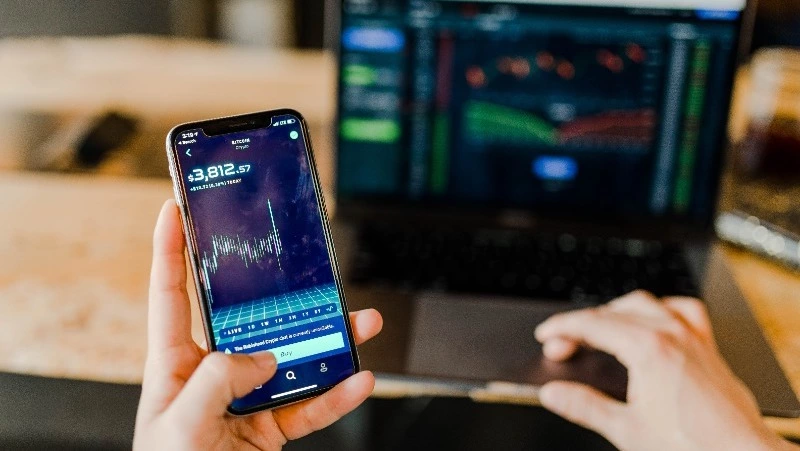 Желание инвестировать привело жительницу Невельска к мошенникам