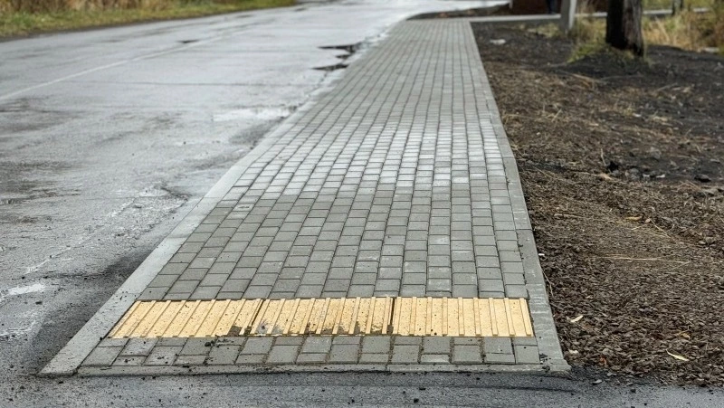 В Поронайске отстроили новый пешеходный тротуар