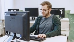 Аналитики рассказали, в каких областях ожидается наибольший рост зарплаты в 2026 году