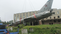 Истребитель Су-15 увезут от Дома офицеров в Южно-Сахалинске на «Пушистый»